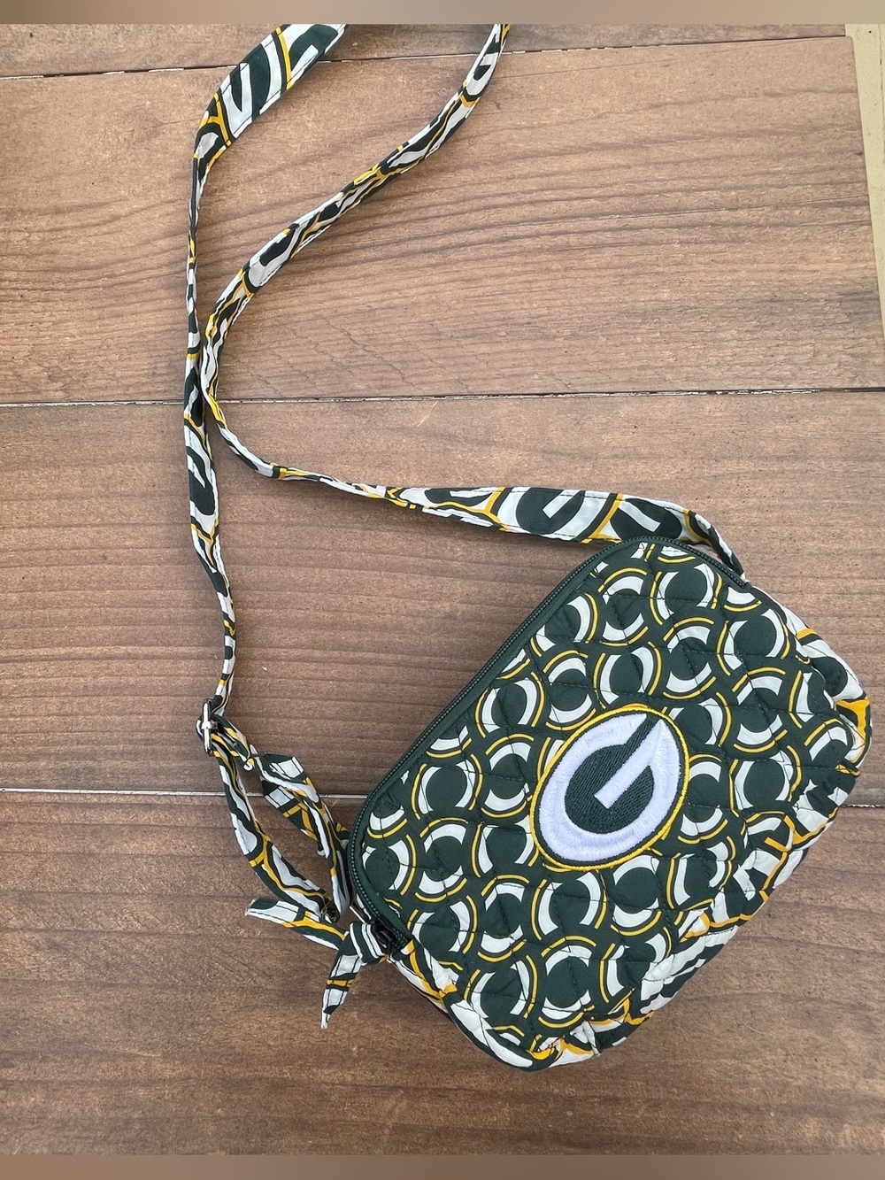 Forever Collectibles Green Bay Packers NFL Quilted Crossbody with Team Emblem